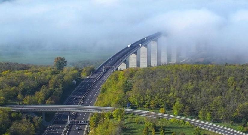 Teljes káosz az M7-esen: kigyulladt a Kőröshegyi völgyhídon egy kisbusz, teljes útzár van az autópályán - naphire.hu