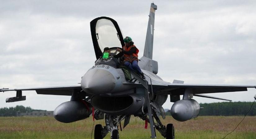 Bizarr megállapodás a NATO-csúcson: Románia egy eurórét kap F-16-os harci repülőgépeket - Mandiner