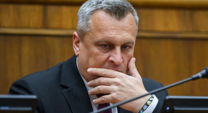 Bírálja az SNS, hogy az államfő egyetértett a védelmi kiadások növelésével - Új Szó