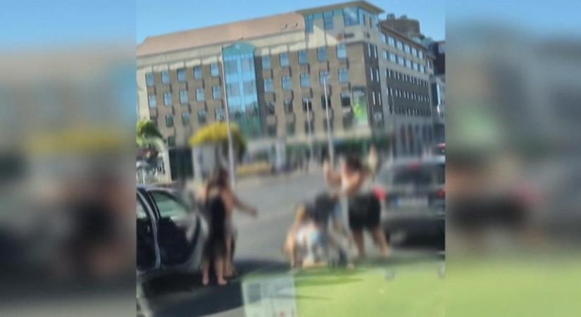 Ordítva ütötte-verte egymást két autós a Váci út kellős közepén: egyikük három nőismerőse is csatlakozott a csetepatéhoz - videó - Blikk - Kvíz