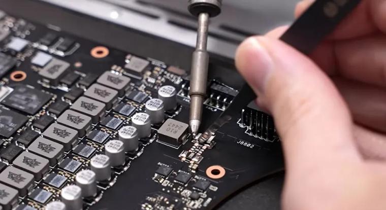 800 wattos vadállat: egy shunt modolt RTX 5090 lenyomta a Pro 6000-et - PCWorld