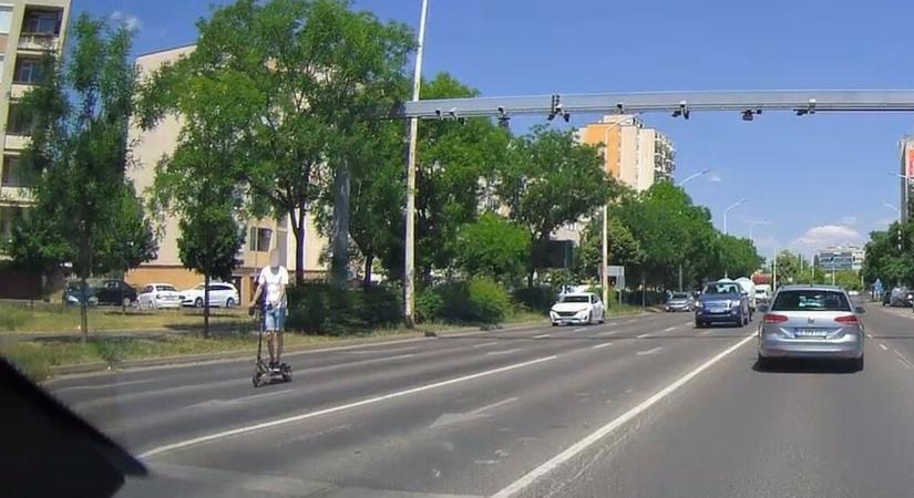 Elképesztő jelenet játszódott le a VÉDA-kapu alatt, hátborzongató dolgot láttak a sofőrök - Szoljon