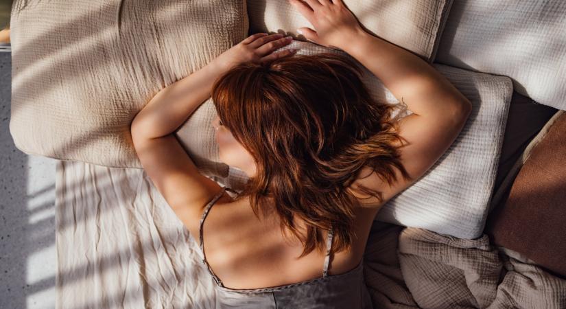 Hason feküdni nem csak babáknak jó – a szakértők szerint neked is segíthet - Bien