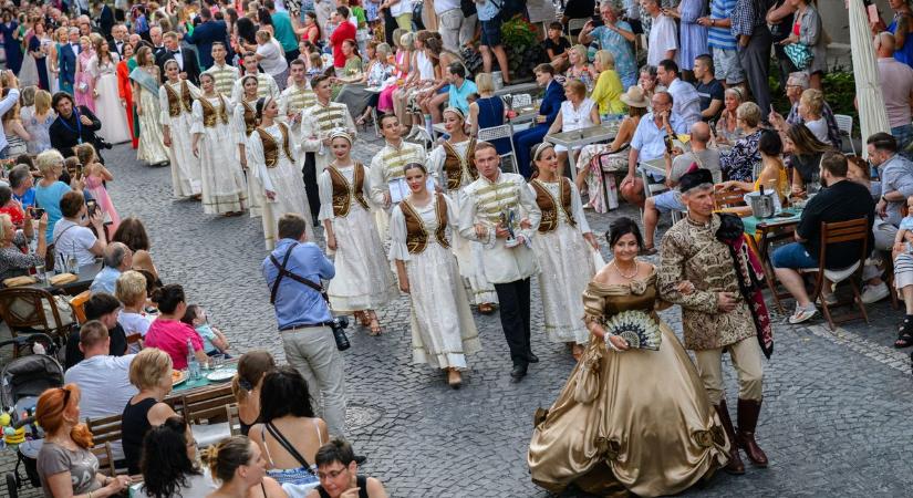 Rekordszámú bálozót várnak a 200. balatonfüredi Anna-bálra - VG