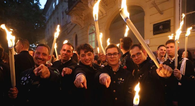 Kitalálná, hogy mi kígyózott végig este a miskolci belvároson? - képekkel - Boon
