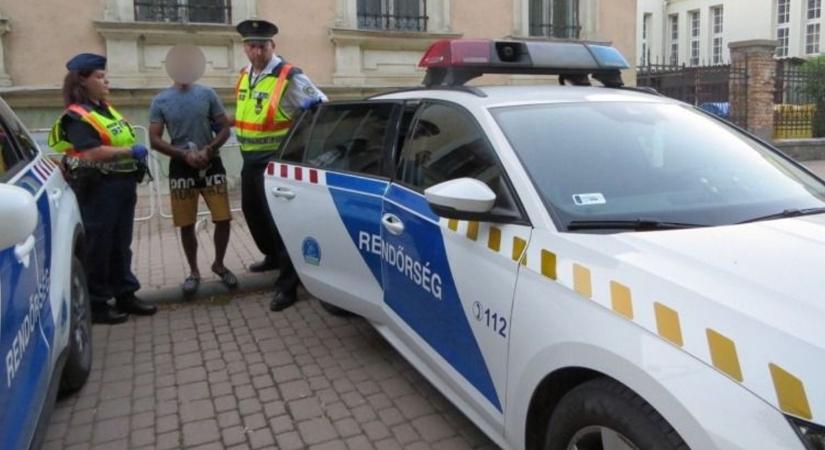 Filmbe illő rendőrségi rajtaütés a nyílt utcán - Duol