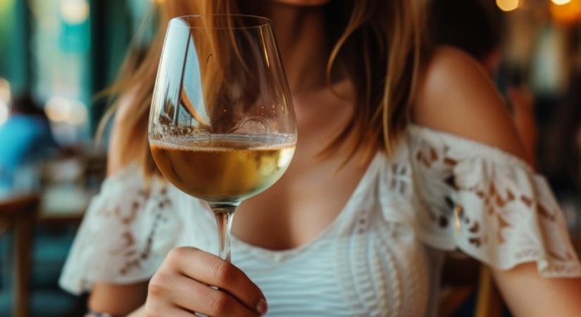 A nő csak egy pohár bort kért az étteremben: durva, milyen olyan üzenetet hagyott neki a számlán a pincér - Femcafe.hu