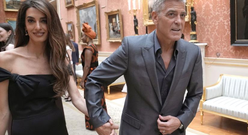 Amal Clooney káprázatos szépségével elvarázsolta Károly királyt – fotón, hogy férje oldalán a palotában vonul - Marie Claire