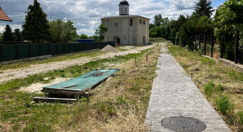 400 milliót adott rá az állam, mégsem sikerül befejezni a hévízi orosz templomot - Átlátszó