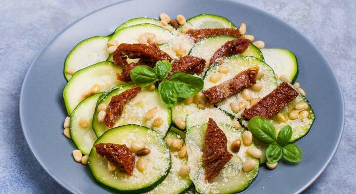 Egyszerű és frissítő cukkinisaláta: parmezán koronázza meg - Só&Bors