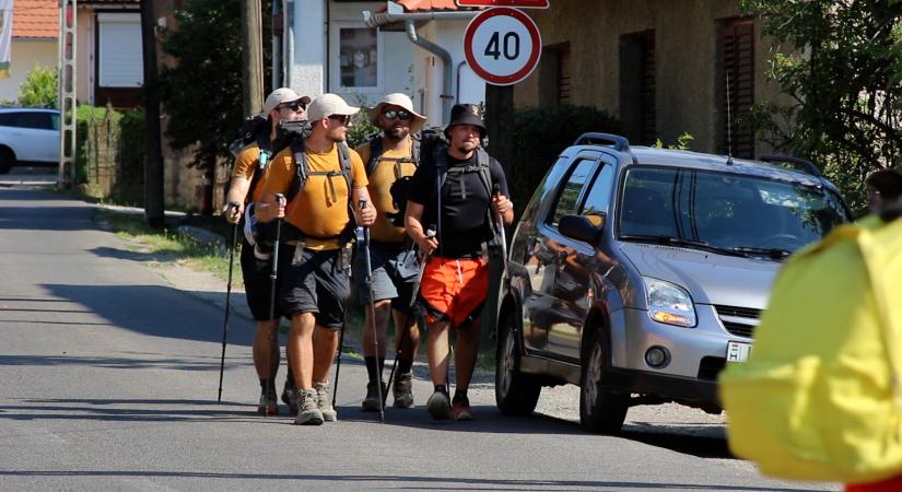 Ezek a srácok tényleg gyalog jöttek Budapestről! - Pécs Aktuál
