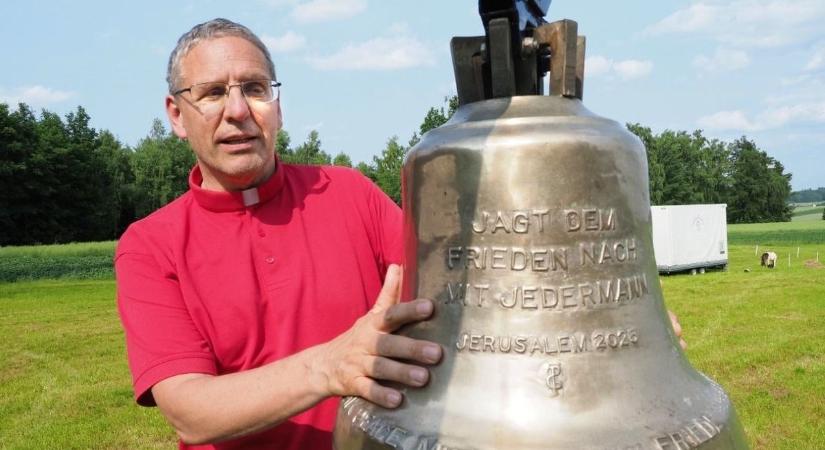 A békeharang lovaskocsin Jeruzsálem felé - Feol