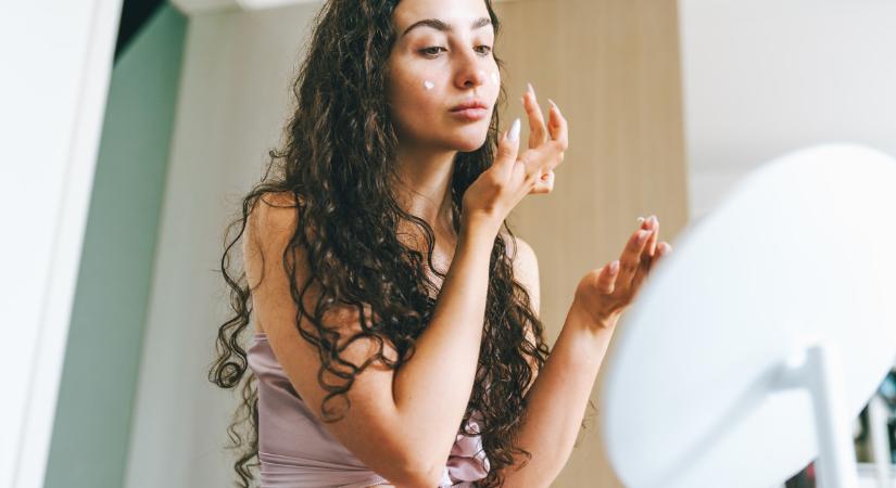 Halványítja a pigmentfoltokat és a ráncokat: a bakuchiol a napkárosodott bőrt is regenerálja - Retikül