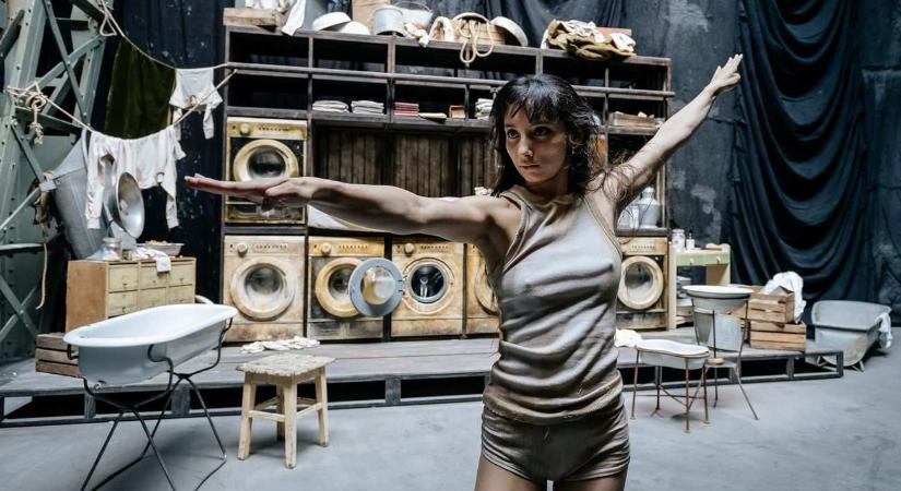 Ötméteres robot táncol az artistákkal a levegőben a Millenárison a Recirquel előadásán - Librarius