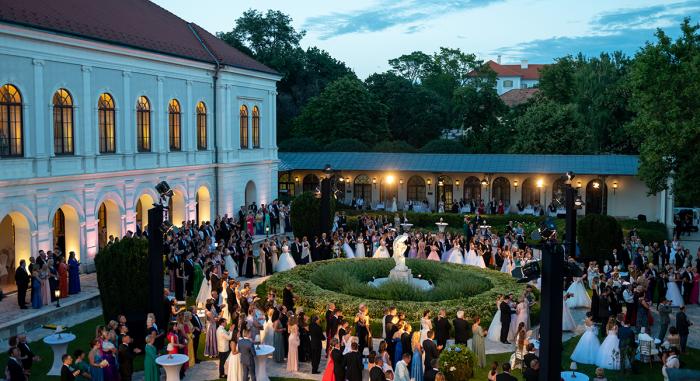 Minden eddiginél több, 760 bálozót várnak a 200. balatonfüredi Anna-bálra - Szolnoki Napló