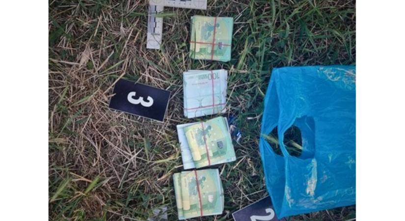 Hitt a csalónak, 19 ezer eurót dobott ki az erkélyről egy műanyag táskában - Új Szó