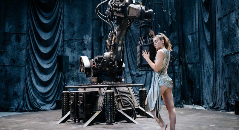 5 méteres robot táncol az artistákkal a levegőben a Recirquel új előadásában - Színház.online