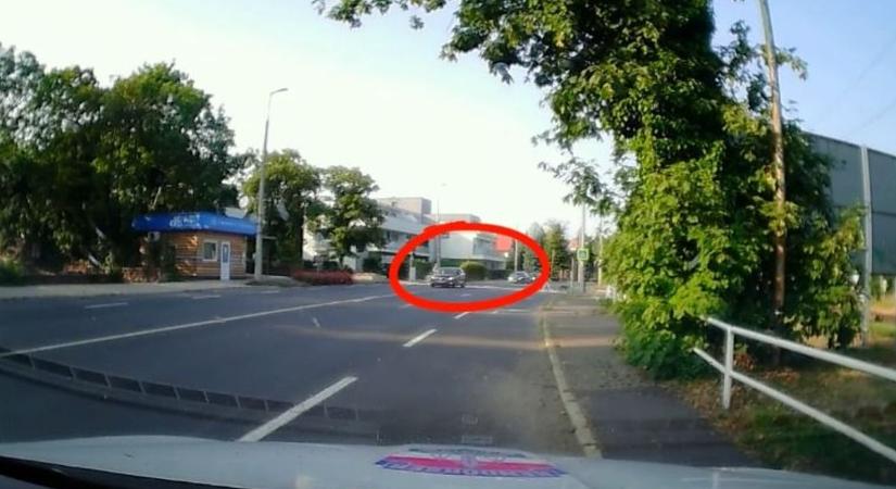 Centiken múlt a gázolás a zebrán, a rendőrök azonnal közbeléptek! (videó) - Veol