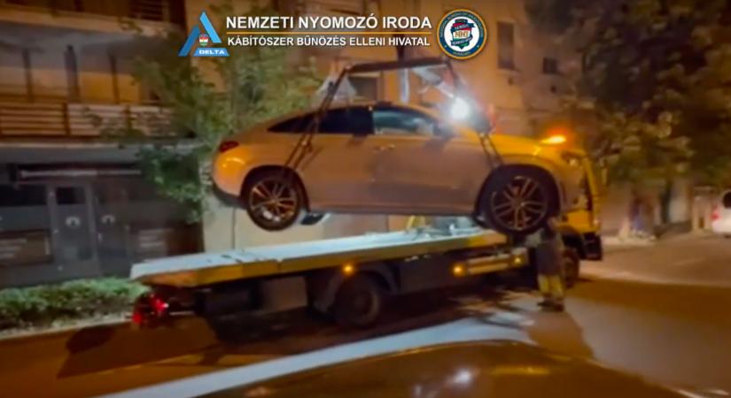 Ugrott a BMW, a milliók és a luxusórák: Denzel Washingtonként is "dolgozott" az 53 éves férfi - Fotók - TWN