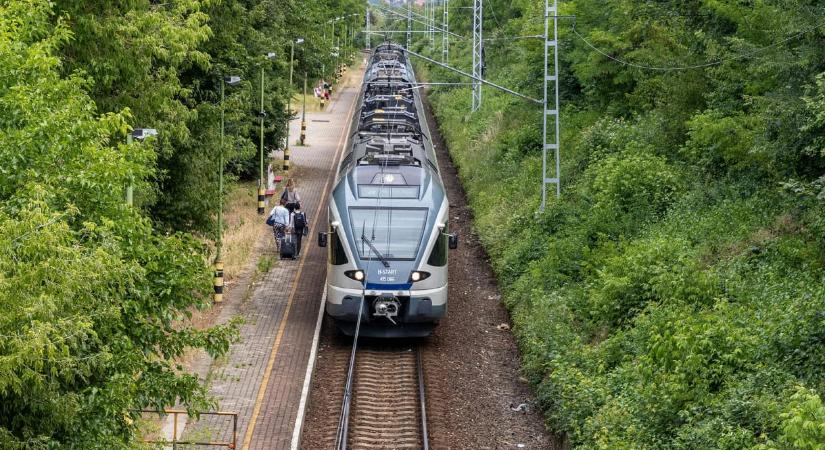 Megint fennakadás van a balatoni vasútvonalon, gázolás miatt pótlóbusz jár - HVG - Itthon