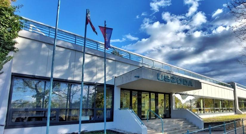 Megvádolták az uszodamestert, aki faliórába rejtett kamerával kukkolta a vendégeket a váci uszodában - 24.hu
