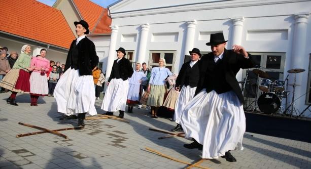 Jótét célú évadzáró a Dunaújvárosi Vasas Táncegyüttessel – segítsd te is Botika gyógyulását! - Dunaújváros