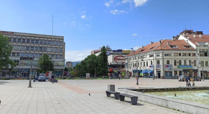Čačak alpolgármestere a tüntető polgárok közé hajtott a kocsijával - Szabad Magyar Szó