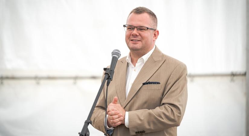 Éppen csak a győriek lábmértét nem adta hozzá a kormányzati normatív támogatásokhoz Fekete Dávid, hogy bebizonyítsa Győr nem nettó befizetője az államnak - Ugytudjuk