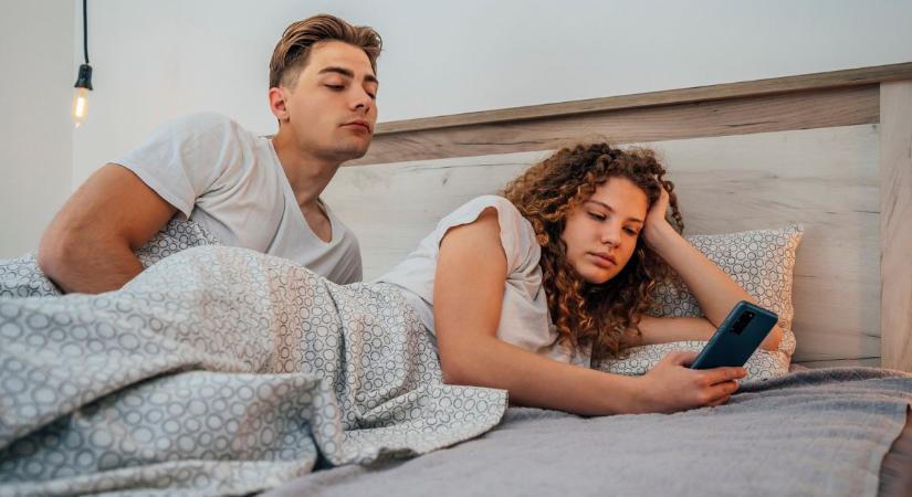 Meg kellene osztanunk a párunkkal a telefonunk jelszavát? A szakértő elárulja - Nőklapja