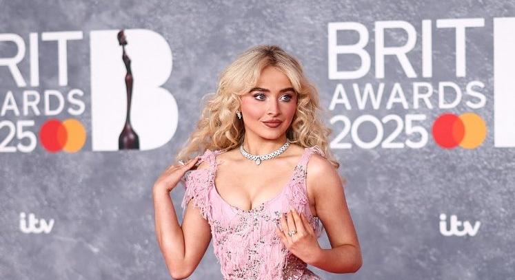 Botrányt kavart Sabrina Carpenter albumborítója, gyorsan csinált egy „Isten által jóváhagyott” verziót - 24.hu