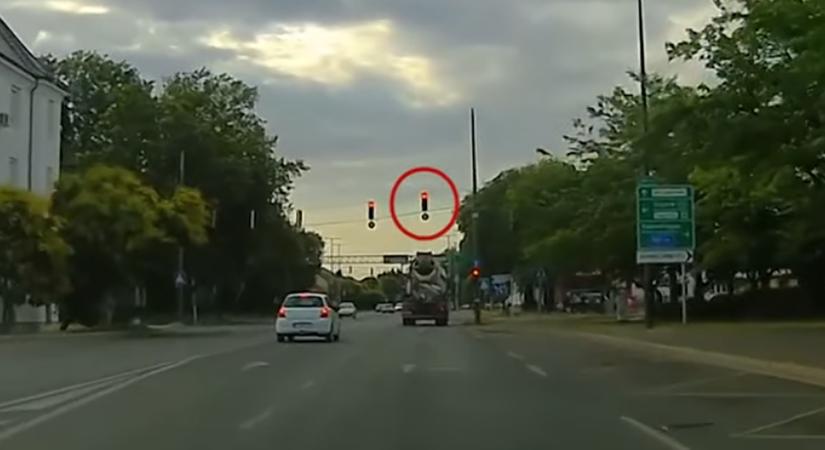 Áthajtott a piroson egy teherautó Békéscsabán, a rendőrök épp mögötte voltak - Körös Hírcentrum