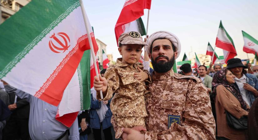Belenéztek a szakértők a jósgömbbe, és megmondták, mi jön Iránban Hamenei ajatollah után - HVG - Világ