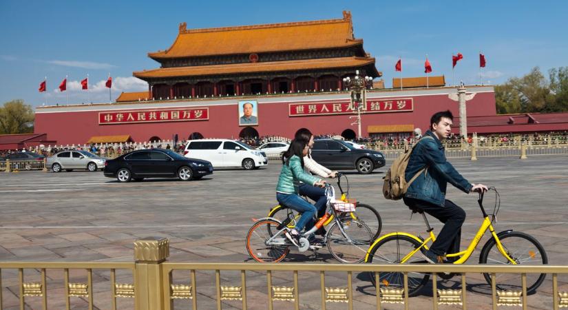 Több iskolás kisgyermeket gázolt el egy férfi Pekingben - Feol
