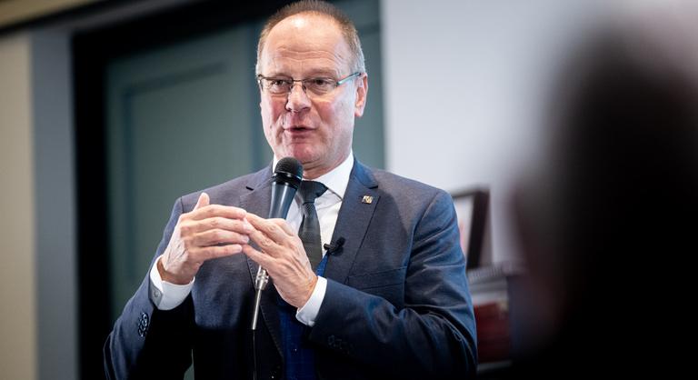 Itt a bejelentés: dupla béremelés jön a kormánytisztviselőknél, 30 százalékkal emelik a fizetéseket - Index - Gazdaság