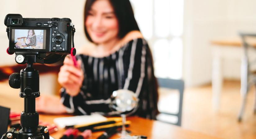 16 év alatti gyerek nem indíthat élő adást a YouTube-on felnőtt felügyelete nélkül - Blikk