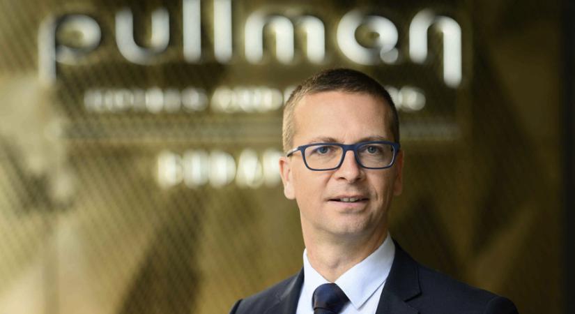 A szállodaigazgató, akinek az élet maga az utazás. Interjú Szabó Áronnal, a Pullmann Budapest igazgatójával - Az Utazó