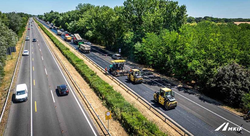 Hőség ide vagy oda – Gőzerővel zajlik az M7-es felújítása - Bp-i Autósok