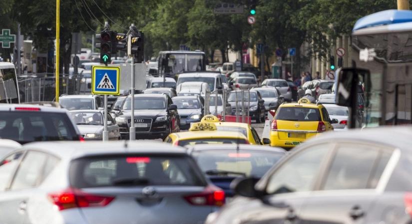 Közlekedési káosz Budapesten: Szentkirályi nekiment Karácsonynak a dugók miatt, ezt követeli - atv.hu