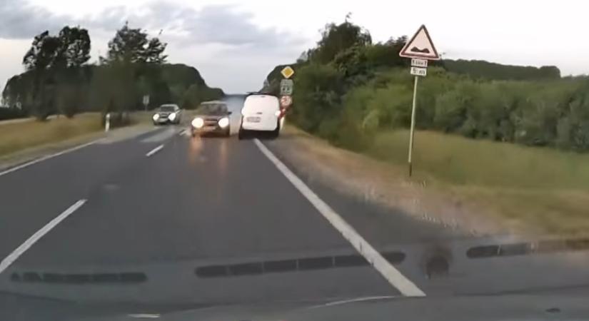 Életveszély a 4-es főúton, centiken múlt a tragédia - Vezess