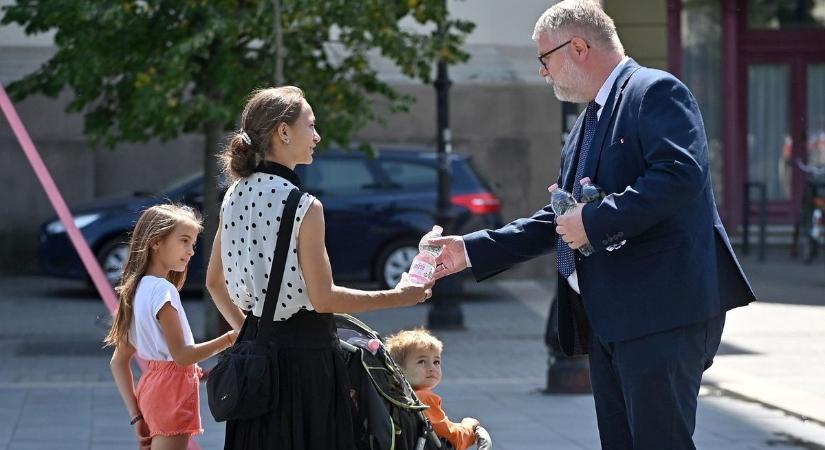Tombol a hőség, vizet osztott az önkormányzat Egerben - Heol