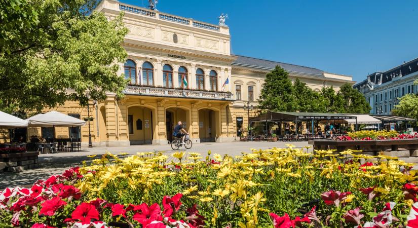 Balhé a nyíregyházi közgyűlésen, biztonsági őrök vezették ki a aHang aktivistáit - videó - Blikk