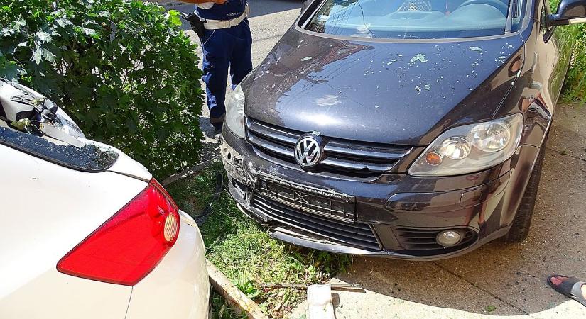 Parkoló autókba hajtott egy férfi Hódmezővásárhelyen – galériával - délmagyar