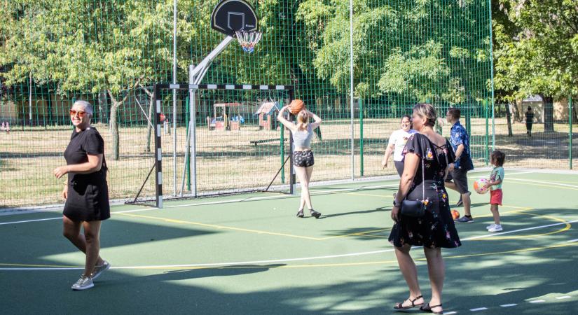 Sportpályát adtak át a dorogi Zsigmondy-lakótelepen - Dorogi-medence