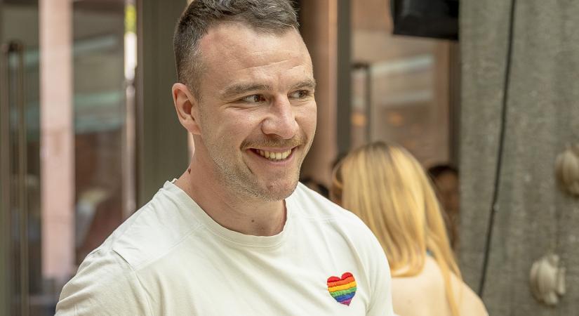Molnár Áron a Marriott Hotel előtt üzent Tiborcz Istvánnak - Blikk
