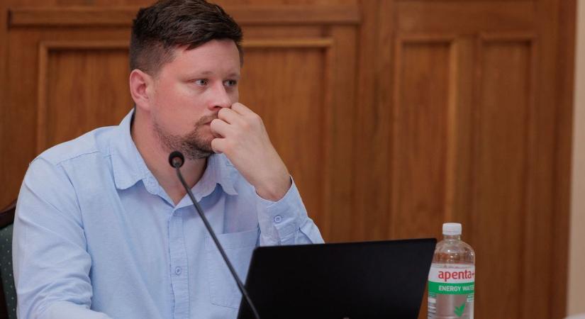 Tata alpolgármesterén spórolnának a képviselők - tíz millió a tét - Kemma