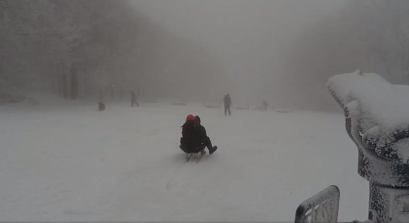 Így lepte el a hó a Kékestetőt - videó