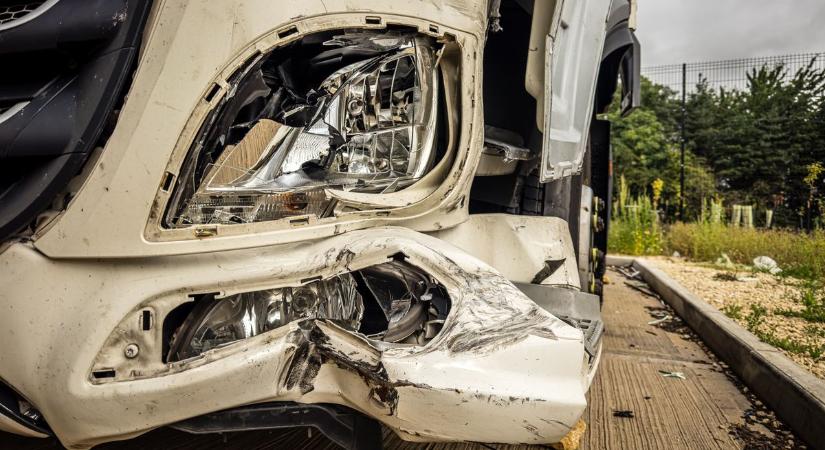Felborult egy kamion az M1-esen – hatalmas a torlódás - Kemma