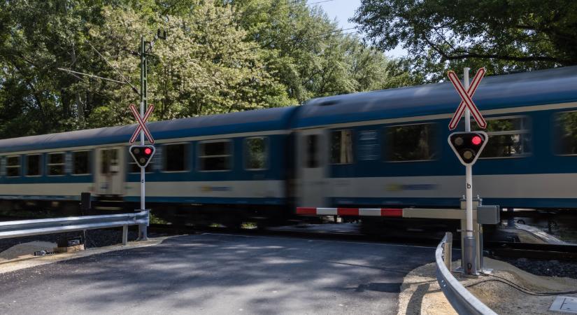 Sofőrök, figyelem! Új jelzéseket festettek az aszfaltra a Balatonnál - Infostart