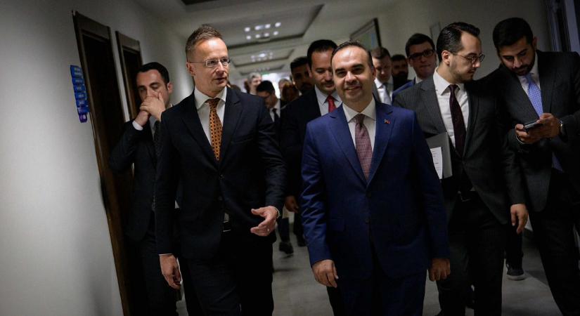 Szijjártó Péter: Néhány magyar EP-képviselő ukrán zászlós trikóban szaladgál Brüsszelben - Index - Külföld