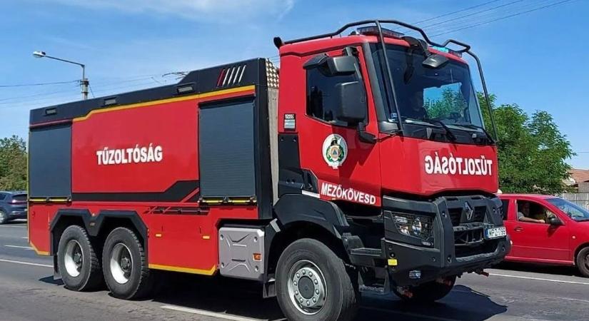 Döbbenetes tűzeset Mezőszemerén: lángok martaléka lett egy autó, az utat lezárták - Heol